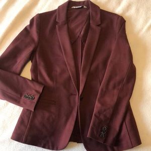 Maroon women’s blazer. Jersey fabric with stretch and slight shoulder padding.